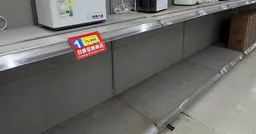 高雄賣場貨架「整排被掃空」 在地人驚：活到現在第一次